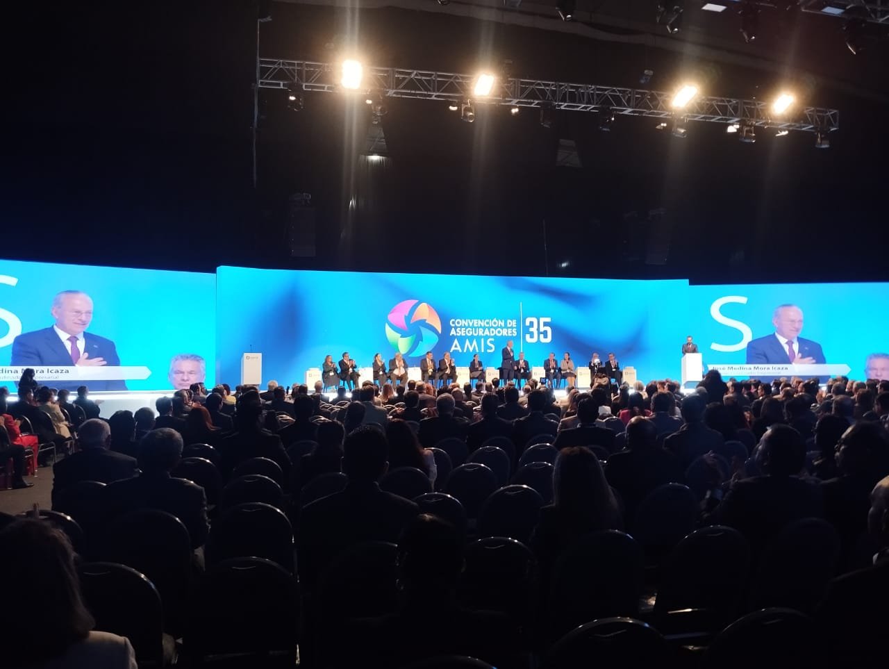Congreso corporativo con escenario y pantalla LED