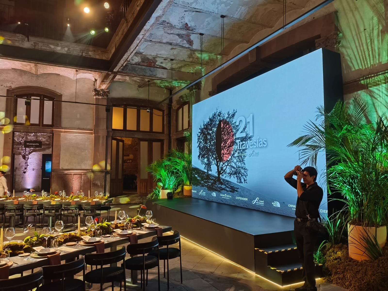 Evento empresarial con pantalla y ambientación