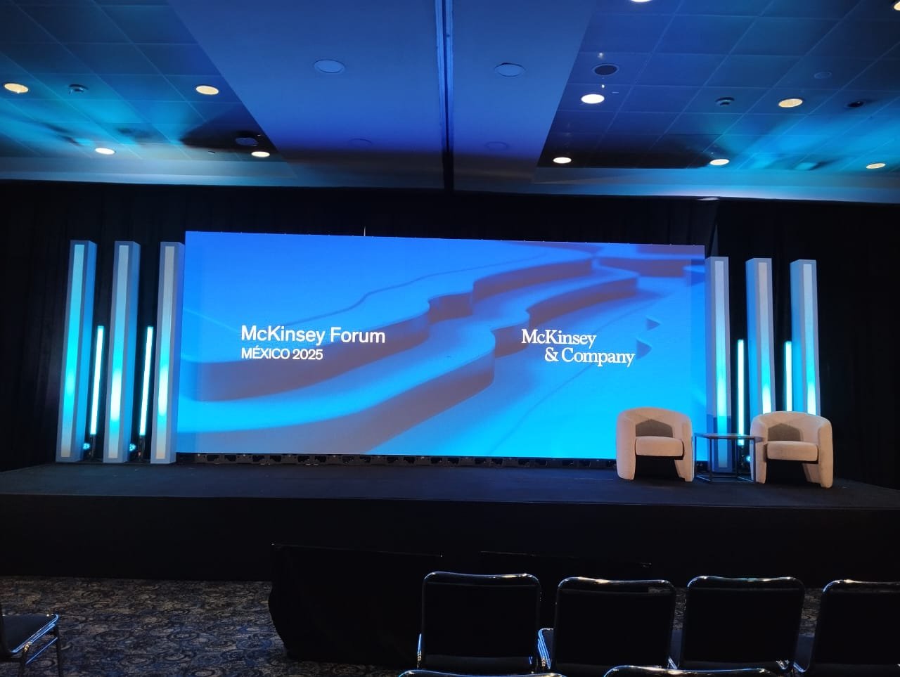 Escenario para conferencia con iluminación azul